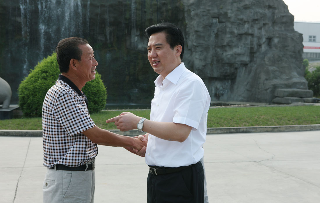 In Aug 2012, the party secretary of Yichang Mr.Huang Chuping made a cordial conversation with Dongsheng chairman.