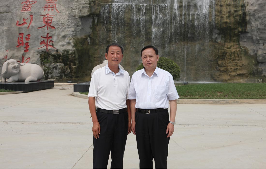 In May 2010, the Hubei Party secretary Mr.Luo Qingquan took a picture with Dongsheng chairman.