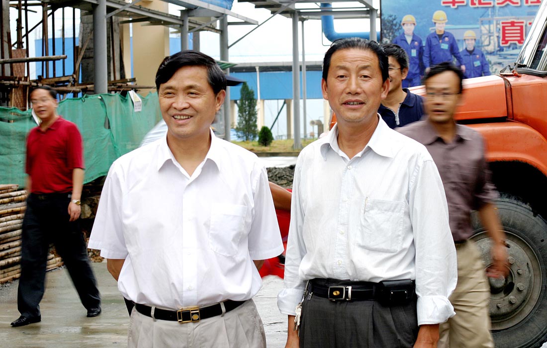 In Aug 2005, the commission for discipline inspection of Hubei province Mr.Huang Yuanzhi took pictures with Dongsheng Chairman